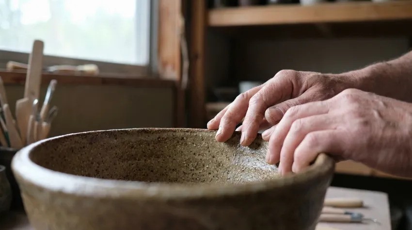 Roke preverjajo kakovost materiala na plašču